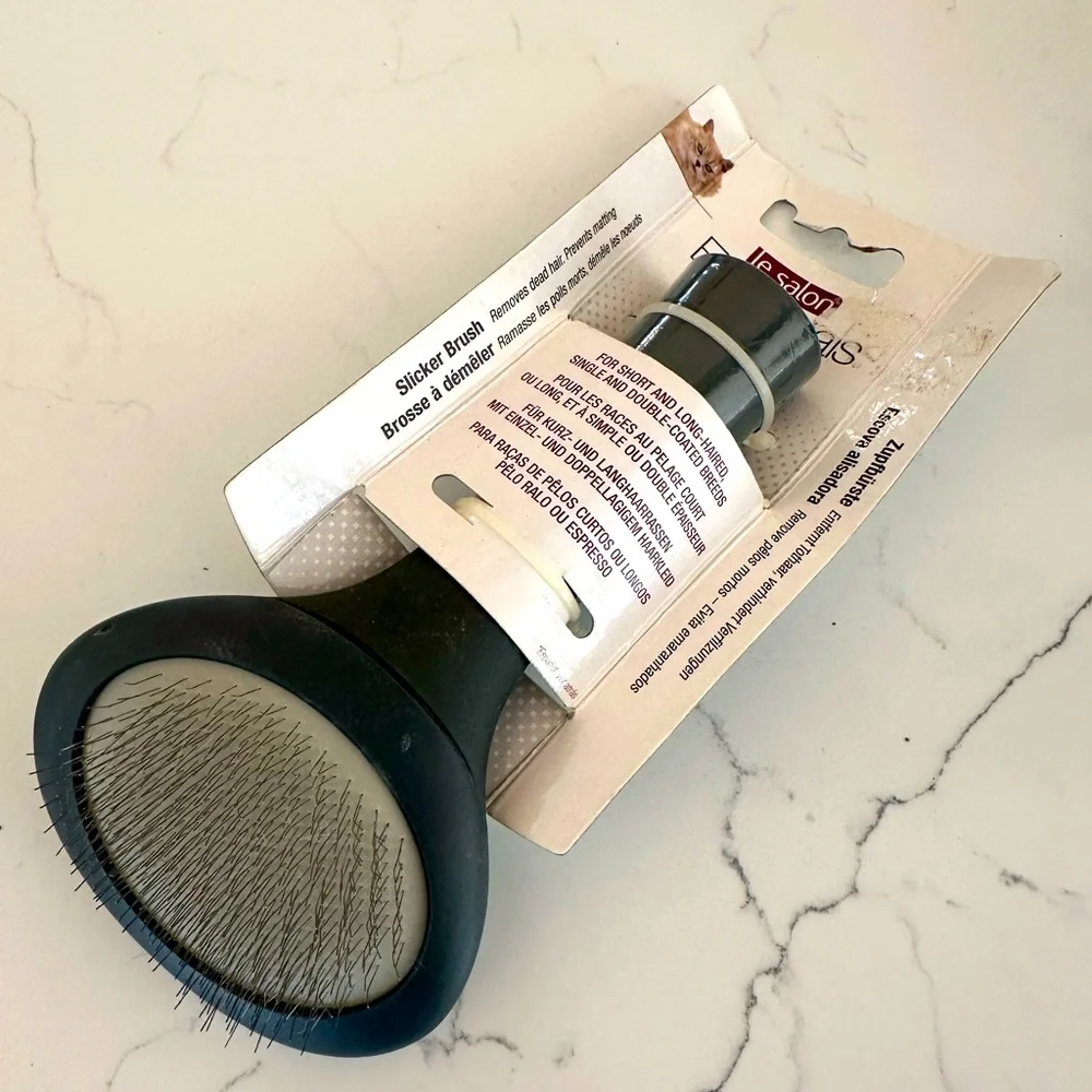 NWT Le Salon Essentials Cat Brush